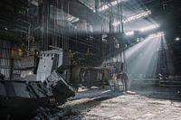 Zonnenstralen in een verlaten staalfabriek