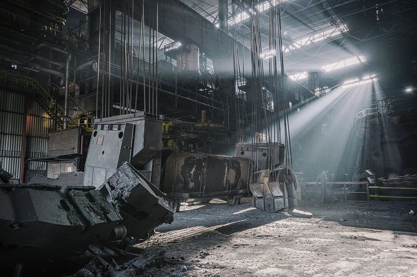 Sonnenstrahlen in einer verlassenen Stahlfabrik von Steven Dijkshoorn