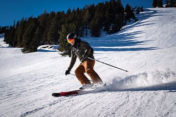 Skiër in de Alpen, Oostenrijk van Michael Fousert
