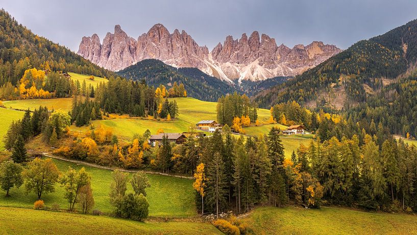 Santa Maddalena in de Italiaanse Dolomieten in Zuid-Tirol in de herfst. van Marga Vroom