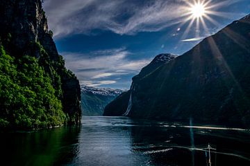 Ingang Geiranger Fjord van Detlev Kneuper