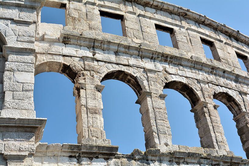 Die weltberühmte Arena in Pula an der Küste der Adria in Kroatien von Heiko Kueverling
