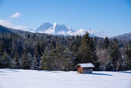 Besneeuwde bergweiden bij Mittenwald, ingebed in de winterse bergwereld van de Alpen.