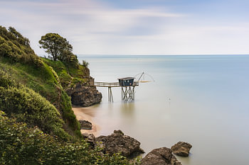 Cabane de pêcheur dans l'abri sur la côte atlantique