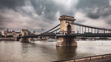 De Kettingbrug over de Donau in Boedapest van Roland Brack