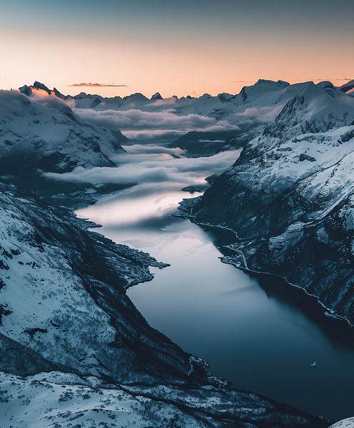 Schneebedeckte Gipfel, kristallklarer See von fernlichtsicht