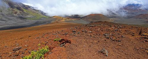 Vulkaankrater in de mist