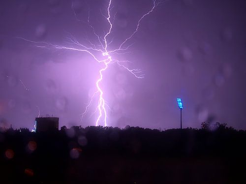 Flitsen op de schijnwerpermast
