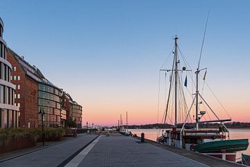 De stadshaven in de vroege ochtend in de Hanzestad Rostock