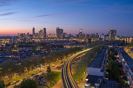 La silhouette de Rotterdam en mouvement au coucher du soleil