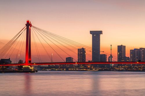 Willemsbrug bei Sonnenuntergang von Ilya Korzelius