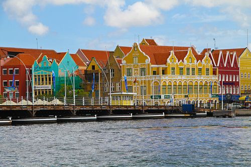 De Pontjesbrug en het Penhagebouw op Curacao