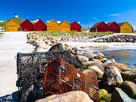 Bootshäuser und Fischkörbe am Sele Beach von Willemijn Wolthaus