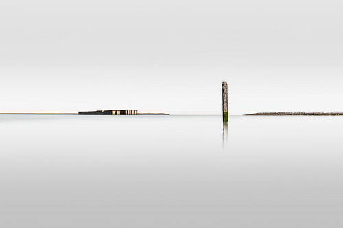 Graue Stille auf der Ostschelde in Zeeland
