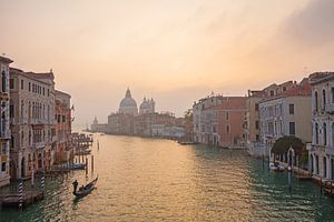 Venetië in de ochtend. Gondeliers bij zonsopgang - uitzicht vanaf de Ponte dell'Accademia