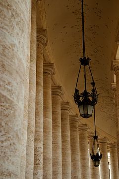 Säulen in der Vatikanstadt von Rens Dreuning