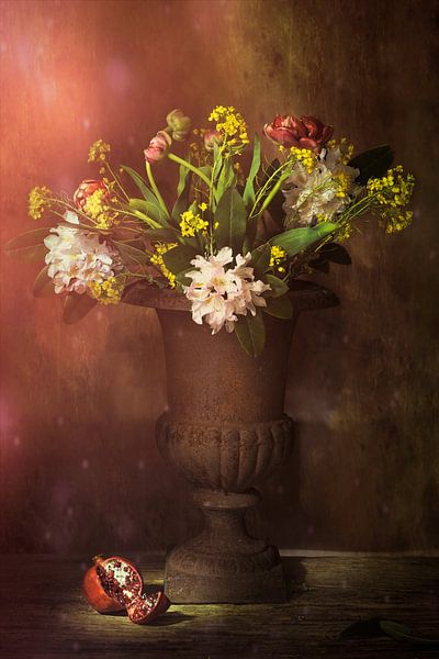 Nature morte avec des fleurs de printemps et de la grenade. par Saskia Dingemans Awarded Photographer
