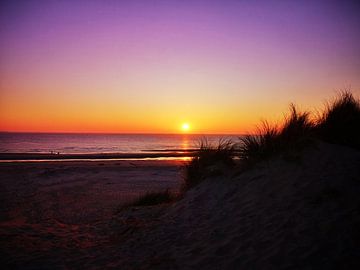 Sunset at the beach von Jasper Bloemsma