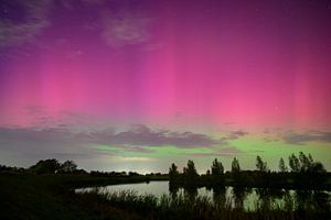 Nordlicht über dem Fluss Vecht in Overijssel