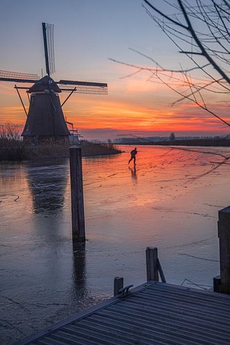 Schlittschuhläufer auf dem Eis in Kinderdijk Mills