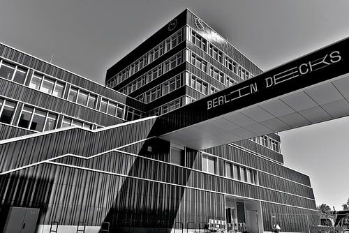 Moderne architectuur BERLIN DECKS in het hart van Berlijn - zwart-wit