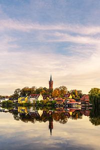 Blick über den Haussee auf die Stadt Feldberg