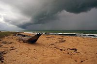 Verlaten boot op Braziliaans strand. 