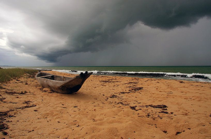 Verlaten boot op Braziliaans strand.  von Loraine van der Sande
