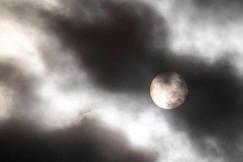 Zon achter wolken van Stephan Zaun