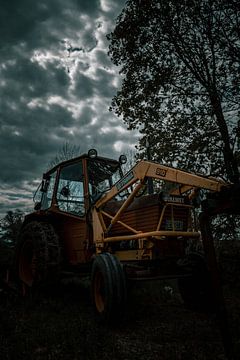 Oude tractor in een donkere omgeving van Bart cocquart