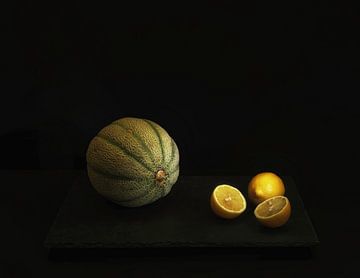 Awarded stilleven met meloen en citroenen . van Saskia Dingemans Awarded Photographer