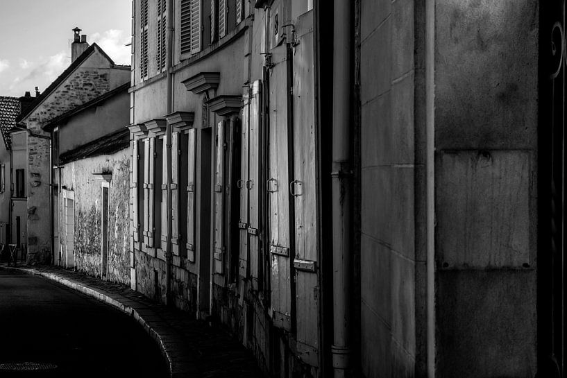 Straße in Mantes-La-Jolie in schwarz und weiß von Bert-Jan de Wagenaar