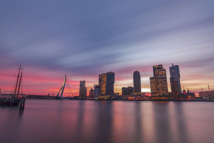 De horizon van Rotterdam bij zonsopgang van Gea Gaetani d'Aragona