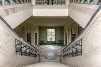 Cage d'escalier dans une école abandonnée
