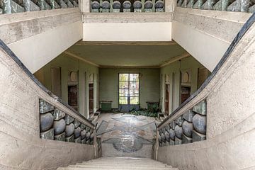 Treppenhaus in einer verlassenen Schule von John Noppen