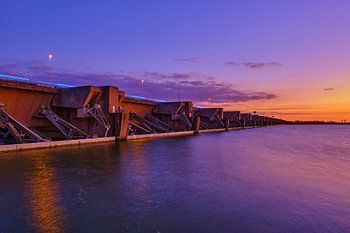 Haringvlietdam na zonsondergang