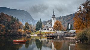 Bohinj-See, Slowenien – Rotes Segelboot im Herbst