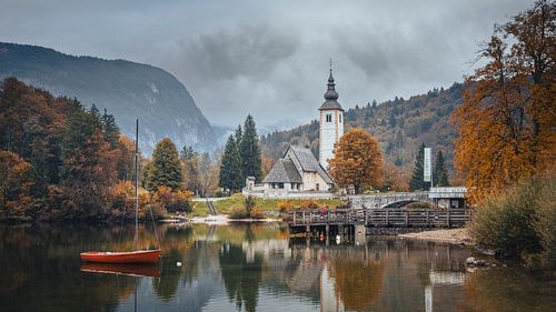 Lac de Bohinj, Slovénie - Voilier rouge en automne