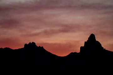 Silhouet van bergtoppen bij Nendaz in Zwitserland.