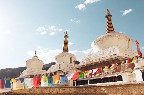 Drapeaux de prière tibétains et de stupa au monastère du Ladakh