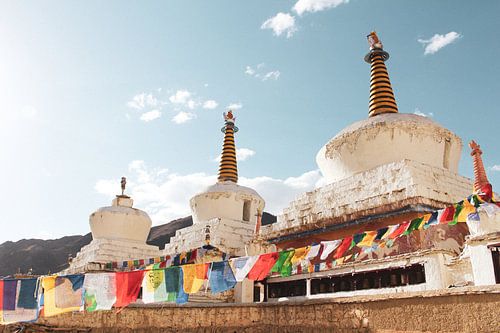 Stupa's en Tibetaanse gebedsvlaggen bij klooster in Ladakh