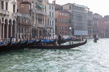 Alte Gebäude und Gondeln auf dem Kanal in der Altstadt von Venedig, Italien