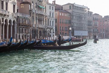 Oude panden en gondola's aan kanaal in oude centrum van Venetie, Italie