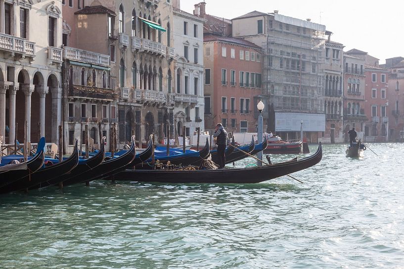 Oude panden en gondola's aan kanaal in oude centrum van Venetie, Italie van Joost Adriaanse