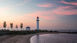 Vuurtoren Hellevoetsluis bij zonsondergang