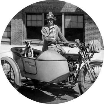 HD-woman with sidecar van harley davidson