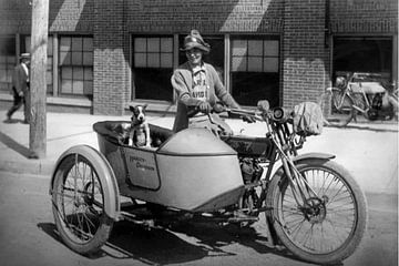 HD-woman with sidecar