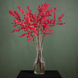 Rote Beeren in einer Vase (Ilex) von Atelier Meta Scheltes