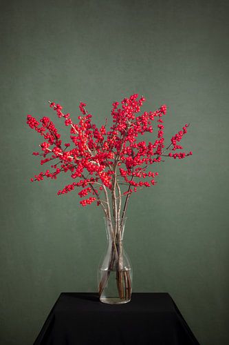 Rode besjes in vaas (Ilex)