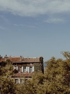 Verstecktes Haus | Reisefotografie Kunstdruck in der Stadt Saint Tropez | Cote d'Azur, Südfrankreich von ByMinouque